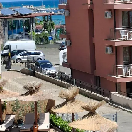 Lägenhet Larenta стилни с 2 спални и гледка море в влас *