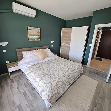 Larenta стилни с 2 спални и гледка море в влас