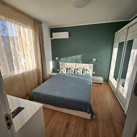 Apartamento Larenta стилни с 2 спални и гледка море в влас *