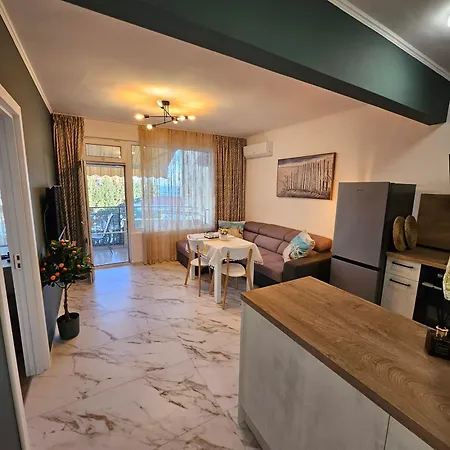 Apartment Larenta стилни с 2 спални и гледка море в влас *