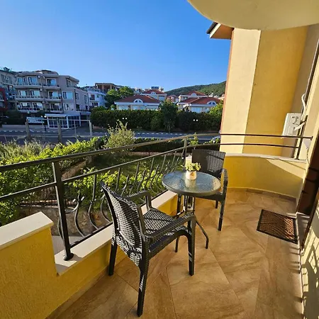 Larenta стилни с 2 спални и гледка море в влас Apartament *
