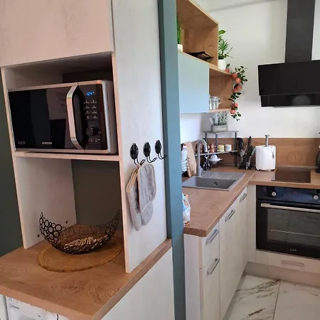 Larenta стилни с 2 спални и гледка море в влас