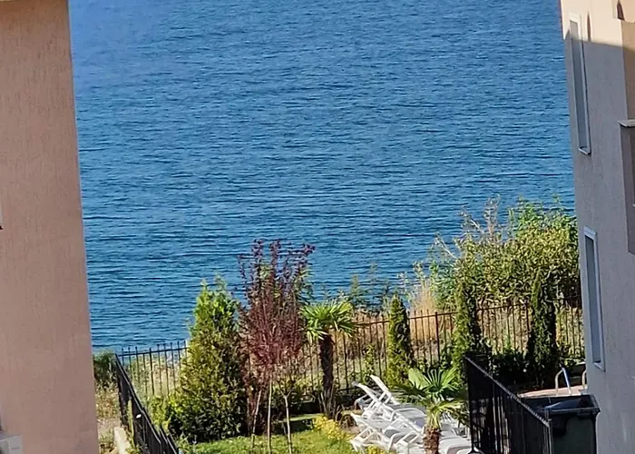 Appartamento Larenta стилни с 2 спални и гледка море в влас *