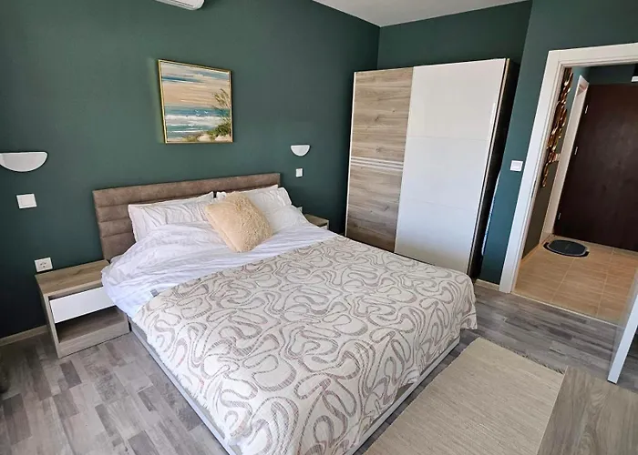 Larenta стилни с 2 спални и гледка море в влас