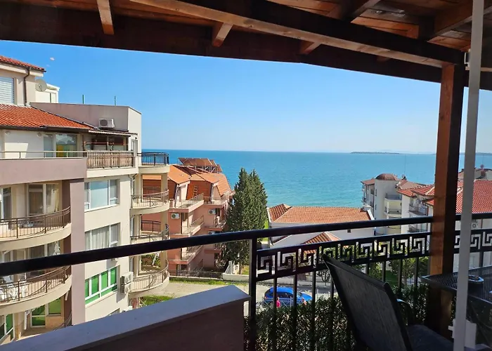 Larenta стилни с 2 спални и гледка море в влас *