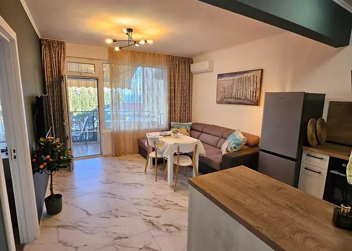 Apartment Larenta стилни с 2 спални и гледка море в влас *