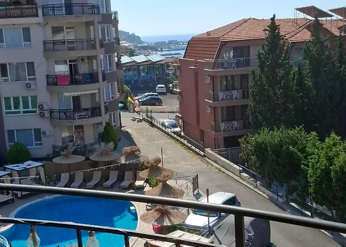 Larenta стилни с 2 спални и гледка море в влас *